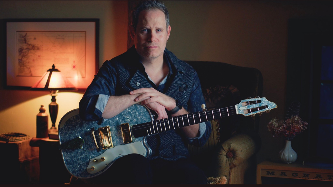 Tom Collins with Daddy Mojo electric banjo